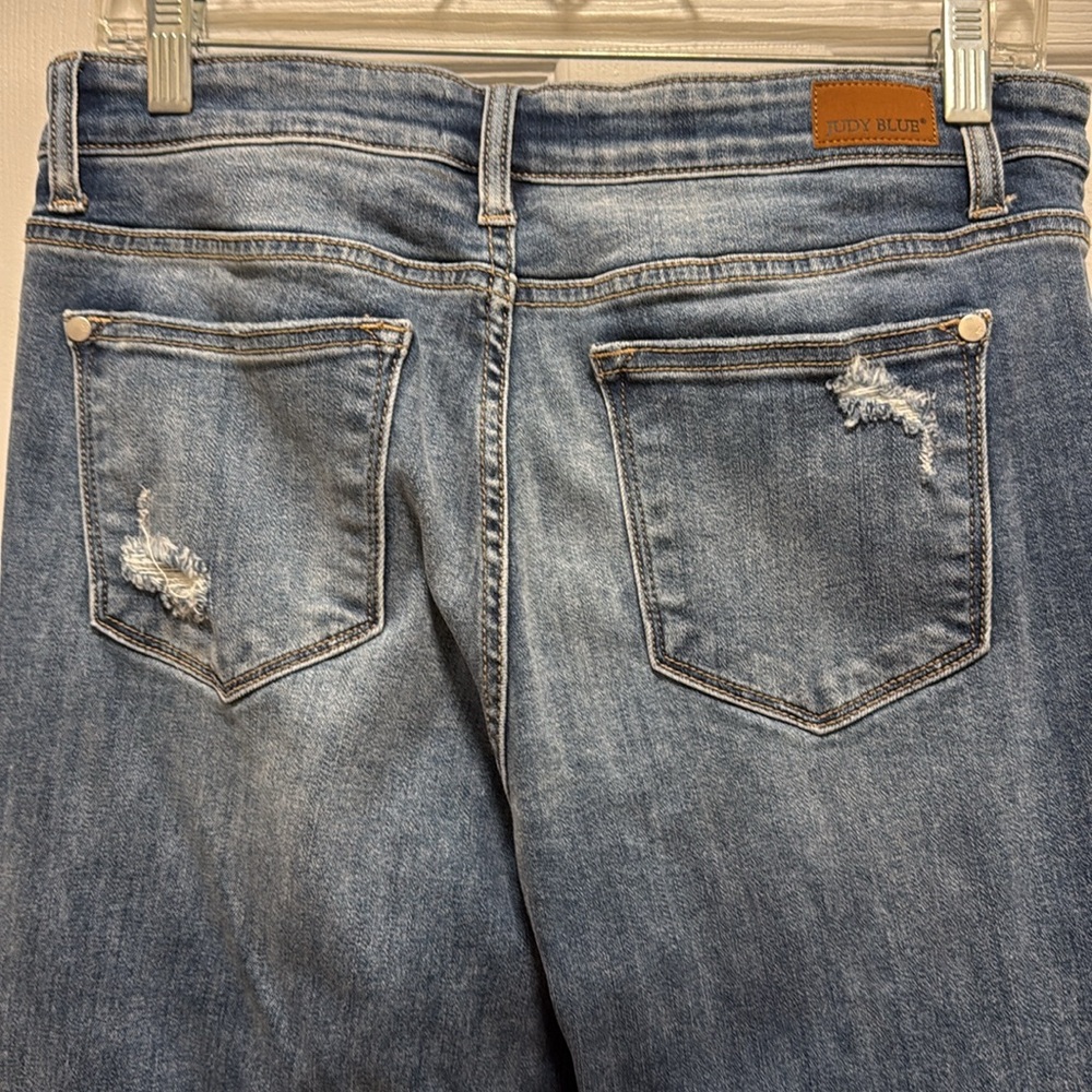 Judy Blue Boyfriend Fit Distressed 7/28. Good as new. - Picture 10 of 11